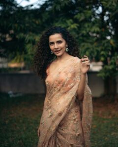 Athulya Chandra Instagram - Genuine Beige 🐈

📷 @sihabjango 
Jewellery courtesy @pureallure.in ✨