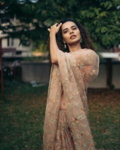 Athulya Chandra Instagram - Genuine Beige 🐈

📷 @sihabjango 
Jewellery courtesy @pureallure.in ✨