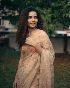 Athulya Chandra Instagram - Genuine Beige 🐈

📷 @sihabjango 
Jewellery courtesy @pureallure.in ✨