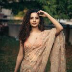 Athulya Chandra Instagram - Genuine Beige 🐈 📷 @sihabjango Jewellery courtesy @pureallure.in ✨
