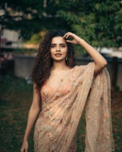 Athulya Chandra Instagram - Genuine Beige 🐈

📷 @sihabjango 
Jewellery courtesy @pureallure.in ✨