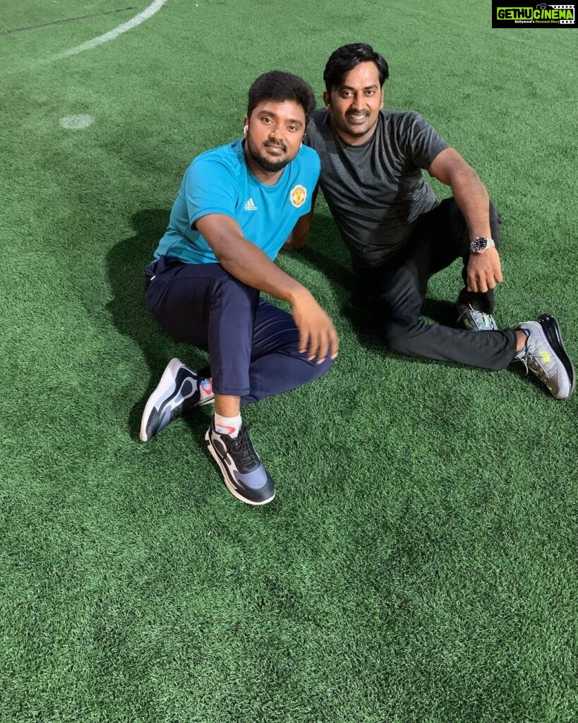 Bala Saravanan Instagram - As a foot ball playersss 😬😬😬 entha angle la paathalum naama footplayers maadri theriyalaye thalaiva @actor_karunakaran …..❤❤❤ #shootspot