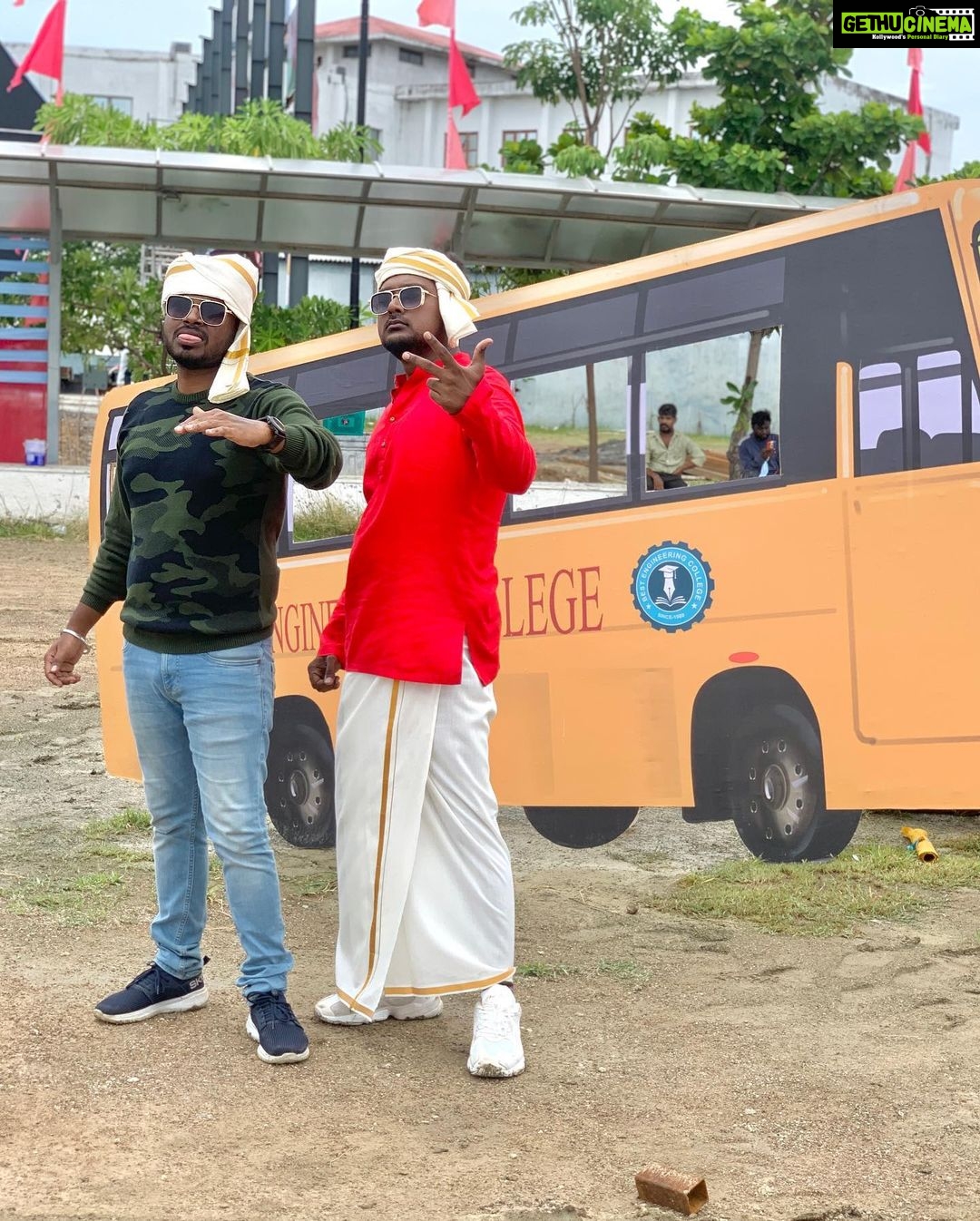 Bala Saravanan Instagram - Our #Don director @dir_cibi udan oru JALA BULA JANGU @sivakarthikeyan @kalai_arasu_p @navneth85 @sivaangi.krish @rjvijayofficial @sivaangi.krish @rjvijayofficial @bhaskaran_dop @nagooranramachandran @skprodoffl @lyca_productions @redgiantmovies_