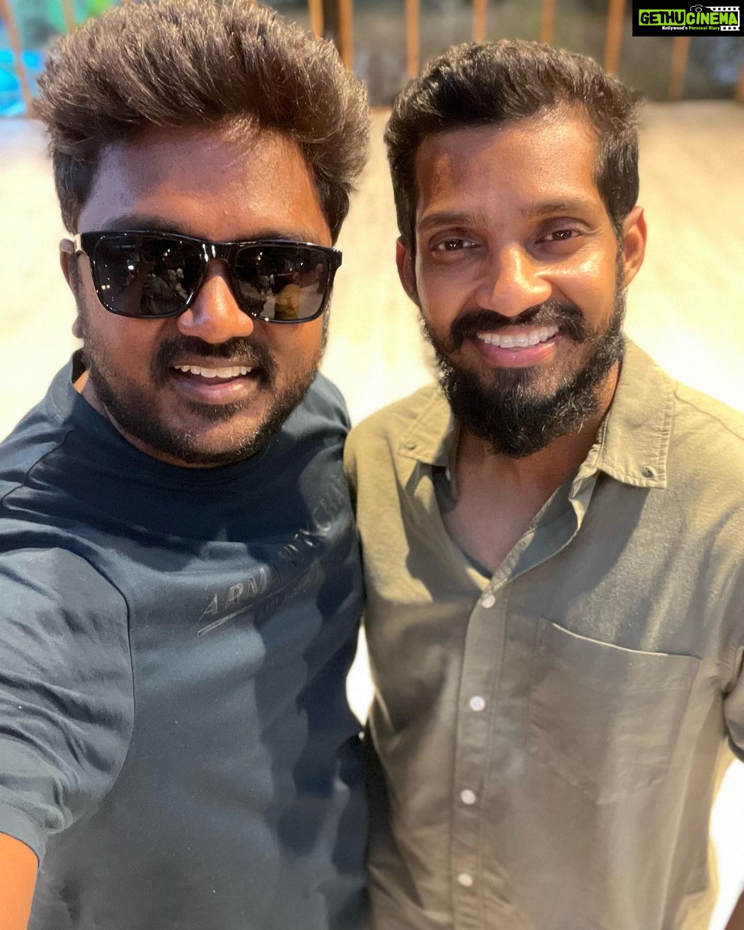 Bala Saravanan - 18.9K Likes - Anbu Annanai santhithathu maaberum Magizhchiiii…aanalum neenga ipdi sollama vanthu surpriselam tharakudathu…its a little heart…
@iamyuthan annan ❤️❤️❤️