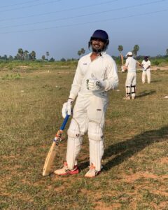 Bala Saravanan Instagram - After six months am
playing my cricket……Appaku naa cricket
vilayaanda romba pidikum…..Madurai la veetla tv
paathutu irundha…enna kannu cricket vilayada
polaya nu kaeparu……naa 3rd padikumbothu ena
muthal muthala ground ku (thenur vaigai river)
kootitu poei enaku apaye MRF bat vaangi
kuduthu first first enaku bowling poetavarey
avaruthaan.….ipo naa vachrukaney bat athuvum
avaru enaku gift pannathuthaan.…Enga appa
epavum MASSS Avaru en nanban.En
thalaivan…Love yu NAINA
Apram inaiku tournament finals jeyichachu..
thank u captain directa final aada 11s la
eduthathuku.
pics clicked by @karthi_uco
@muhammad rafique04 @madurairyaz