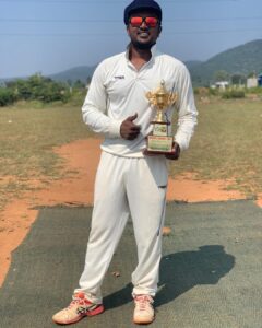 Bala Saravanan Instagram - After six months am
playing my cricket……Appaku naa cricket
vilayaanda romba pidikum…..Madurai la veetla tv
paathutu irundha…enna kannu cricket vilayada
polaya nu kaeparu……naa 3rd padikumbothu ena
muthal muthala ground ku (thenur vaigai river)
kootitu poei enaku apaye MRF bat vaangi
kuduthu first first enaku bowling poetavarey
avaruthaan.….ipo naa vachrukaney bat athuvum
avaru enaku gift pannathuthaan.…Enga appa
epavum MASSS Avaru en nanban.En
thalaivan…Love yu NAINA
Apram inaiku tournament finals jeyichachu..
thank u captain directa final aada 11s la
eduthathuku.
pics clicked by @karthi_uco
@muhammad rafique04 @madurairyaz