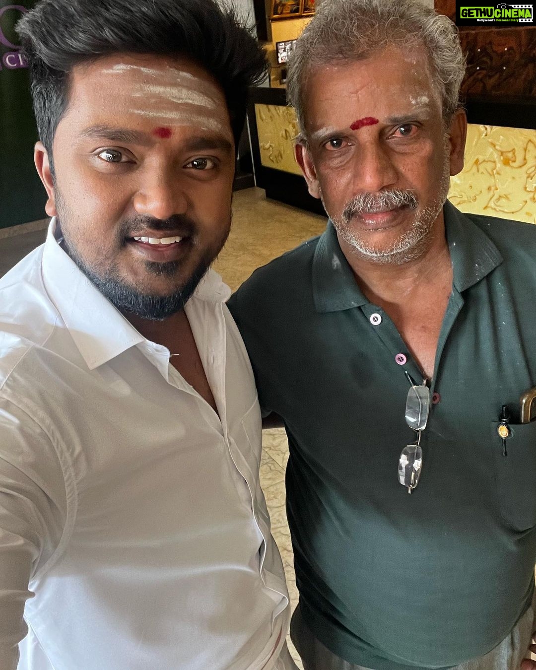 Bala Saravanan Instagram - Thiru kamalakannan Ayya… working as a projector operator for 38 years with a legal projector operator license…kaila suthura reel petty kaalathula irunthu inaiku qube vara ella vithamana projectorsayum operate pannirukar…Athuvum chennai Crown theatre oda leading operatora pala varusam irunthurkar…ethana legendsoda padatha makkaluku poetu kaamichurupar…Avar vaayala thambi unga kuda oru photo eduthukanumnu kaetaru..eduthukita apram avaru yaarnu sonnaru..Ayya naanthan unga kuda photo eduthukanumnu eduthu kitta photo…he shared his many experiences with me…seriously A true legend… pala starsoda first day first show va paaka kootam alamothum…annae swithcha poeta thaan padatha naama paaka mudium apo avunga evlo getha massa feel panvanga…atha avaru sollumbothu semma Heroica irunthuchu… avaru enkita vandhu naa ungaloda fan unga comedy,Acting enaku romba pidikumnu sollumbothu Maaberum magizhchiya irunthathu…romba periya angeehaaram ithu enaku… Romba Nandringa ayya 🙏🏾🙏🏾🙏🏾❤️❤️❤️