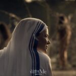 Banita Sandhu Instagram - Mother Teresa 🙏🏽 An embodiment of love, compassion & hope whose footprints still continue to inspire people across generations & ages. Watch how her story continues to inspire others to believe in themselves despite all odds in one's life 🫶🏽 Watch #MotherTeresa&Me in Cinemas from 5th May ✨ @jacqueline_fritschi_cornaz @deepti.naval @iamheerkaur @KamalMusaleFilmmaker @nupskaj @zariyafoundation_org @currywesternmovies @motherteresaandme @cinepolisindia #PenMarudhar