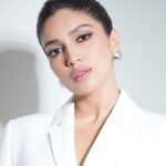 Bhumi Pednekar Instagram - Last Night Celebrating @officialjiostudios 🤍 Reposting these again :) Suit @coperni Heels @manoloblahnik Earrings @simranchhabrajewels @ascend.rohank Ring & ear cuff @ayanasilverjewellery @ascend.rohank Styled by @chandiniw @sanyakapoor Make up @sonicsmakeup Hair @hairstories_byseema Photographer @shivamguptaphotography Managed by @khandelwal_neha