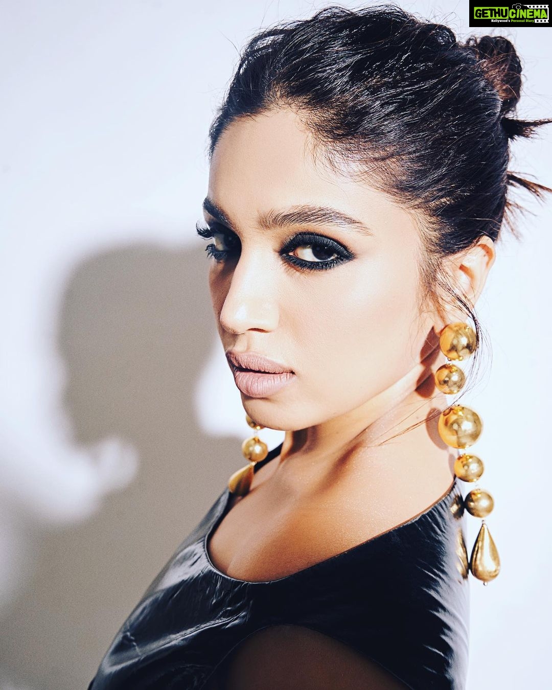 Bhumi Pednekar Instagram - Tonight for #PinkVillaStyleIcons π€ @pinkvilla Outfit: @bloni.atelier Jewellery:@simranchhabrajewels @e3kjewelry @ishhaara @ascend.rohank Styling: @kshitijkankaria and @karishma.diwan Makeup: @sonicsmakeup Hair: @marcepedrozo Photographer: @pixel.exposures Managed by: @khandelwal_neha