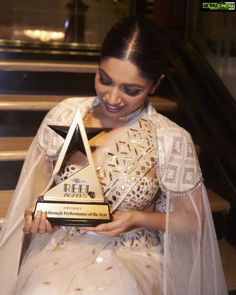 Bhumi Pednekar Instagram - Got awarded for not one but two pieces of my work that the jury felt worthy of appreciation. It came as such a surprise. 'Breakthrough Performance Of The Year' for #BadhaaiDo and #GovindaNaamMera. Received the award from Ramesh Sippy sir and he patted my back, saying well done. He was also on the jury and I just stood there so overwhelmed. Thank you #News18ShowshaReelAwards and the jury. This one is for both my directors #HarshvardhanKulkarni @shashankkhaitan 🎖️🫶🏼