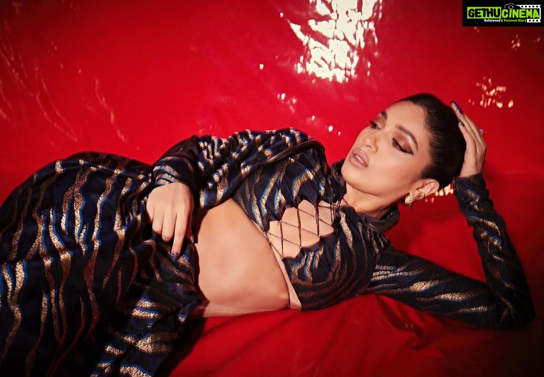 Bhumi Pednekar Instagram - Signing off 2022 in style… Styled by @rheakapoor with @manishamelwani @spacemuffin27 Assisted by @sanyakapoor Fashion intern @isha_bhatye Make up @sonicsmakeup Hair @rohit_bhatkar Shot by @thehouseofpixels Sari @ekayabanaras Earrings @zoyajewels Ear cuffs @mp.joyas