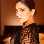 Bhumi Pednekar Instagram - Aaj ka pehla look🥇 #SakalSanmanAwards In @farazmanan Jewelery by @anmoljewellers Styled by @mohitrai @shubhi.kumar @teammrstyles Hair: @hairstories_byseema Makeup: @sonicsmakeup Photos by @tejasnerurkarr Managed by @khandelwal_neha Makeup Team @amehra167