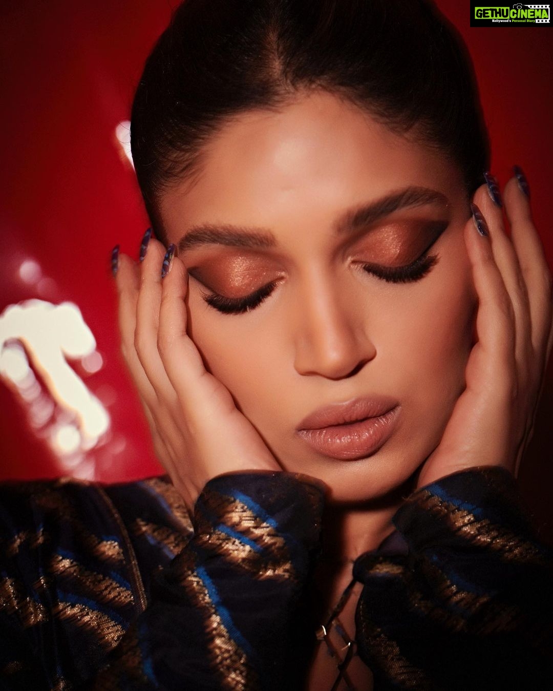 Bhumi Pednekar Instagram - Wild And Free Styled by @rheakapoor with @manishamelwani @spacemuffin27 Assisted by @sanyakapoor Fashion intern @isha_bhatye Make up @sonicsmakeup Hair @rohit_bhatkar Shot by @thehouseofpixels Sari @ekayabanaras Earrings @zoyajewels Ear cuffs @mp.joyas