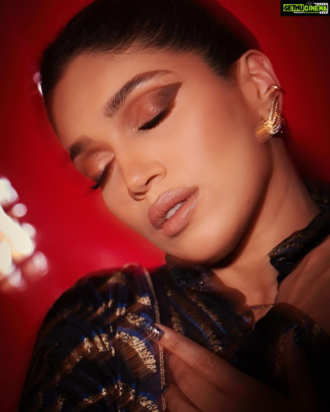 Bhumi Pednekar Instagram - Wild And Free Styled by @rheakapoor with @manishamelwani @spacemuffin27 Assisted by @sanyakapoor Fashion intern @isha_bhatye Make up @sonicsmakeup Hair @rohit_bhatkar Shot by @thehouseofpixels Sari @ekayabanaras Earrings @zoyajewels Ear cuffs @mp.joyas