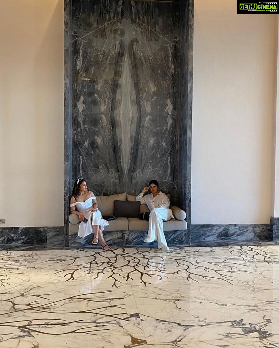Bhumi Pednekar Instagram - All things I love 😊 #Dxb #Summer