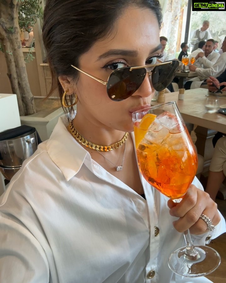 Bhumi Pednekar Instagram - All things I love 😊 #Dxb #Summer
