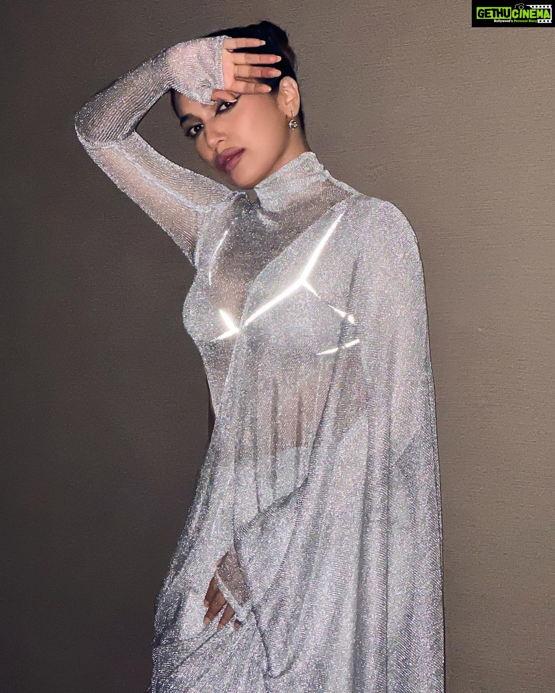 Bhumi Pednekar Instagram - Sustainable And Fashionable π #ellesustainabilityawards2023 @elleindia My custom mesh sari from @bloni.atelier is made from recycled metal and can be melted and regenerated further. The future and present of fashion is changing towards greener practices, as thatβs the need of the hour. π: @amrapalijewels Styled by: @chandiniw Hair: @hairstylist_madhav2.0 Make up: @sonicsmakeup Assistant: @amehra167 Photographer: @chandrahas_prabhu Managed by: @khandelwal_neha