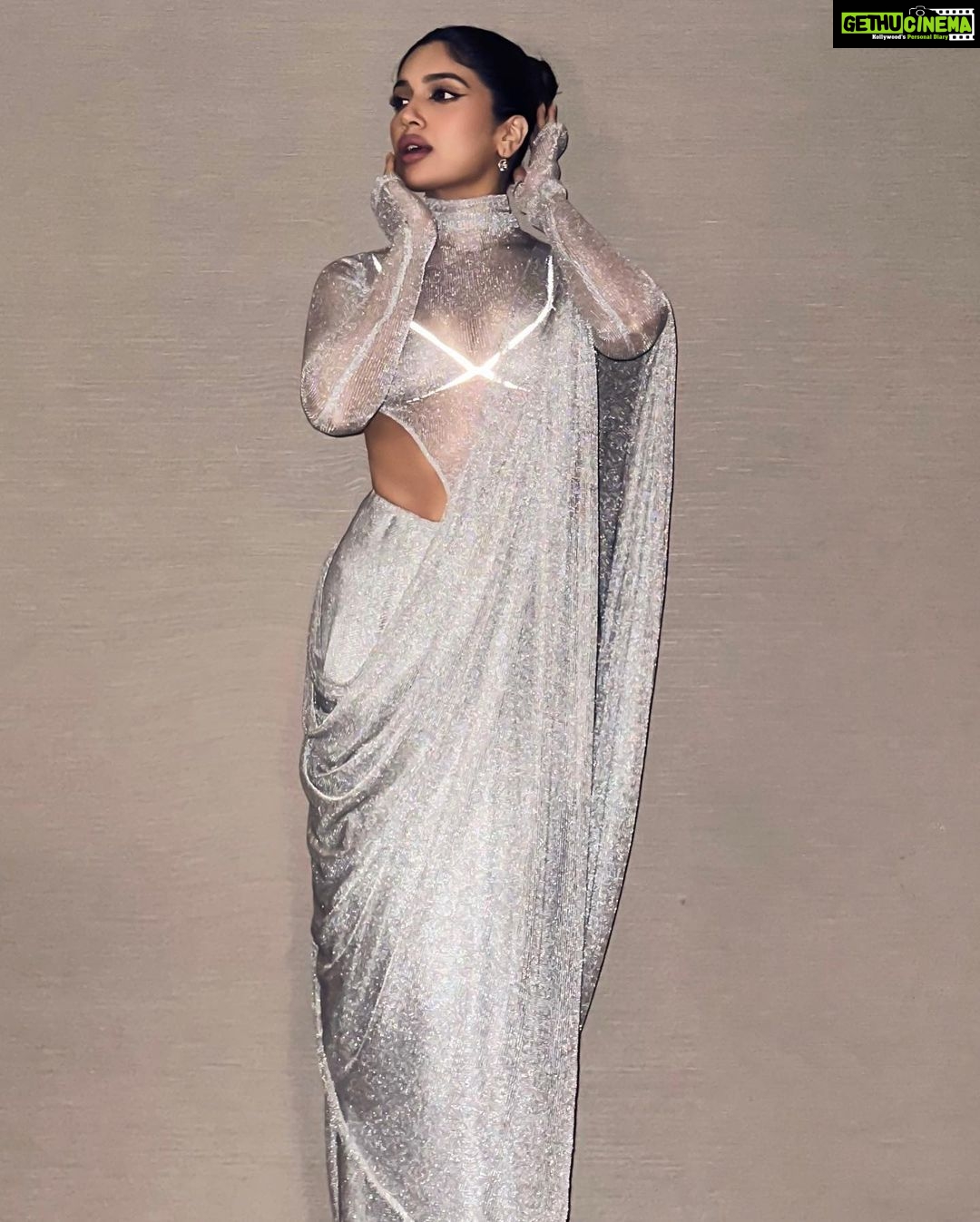 Bhumi Pednekar Instagram - Sustainable And Fashionable π #ellesustainabilityawards2023 @elleindia My custom mesh sari from @bloni.atelier is made from recycled metal and can be melted and regenerated further. The future and present of fashion is changing towards greener practices, as thatβs the need of the hour. π: @amrapalijewels Styled by: @chandiniw Hair: @hairstylist_madhav2.0 Make up: @sonicsmakeup Assistant: @amehra167 Photographer: @chandrahas_prabhu Managed by: @khandelwal_neha
