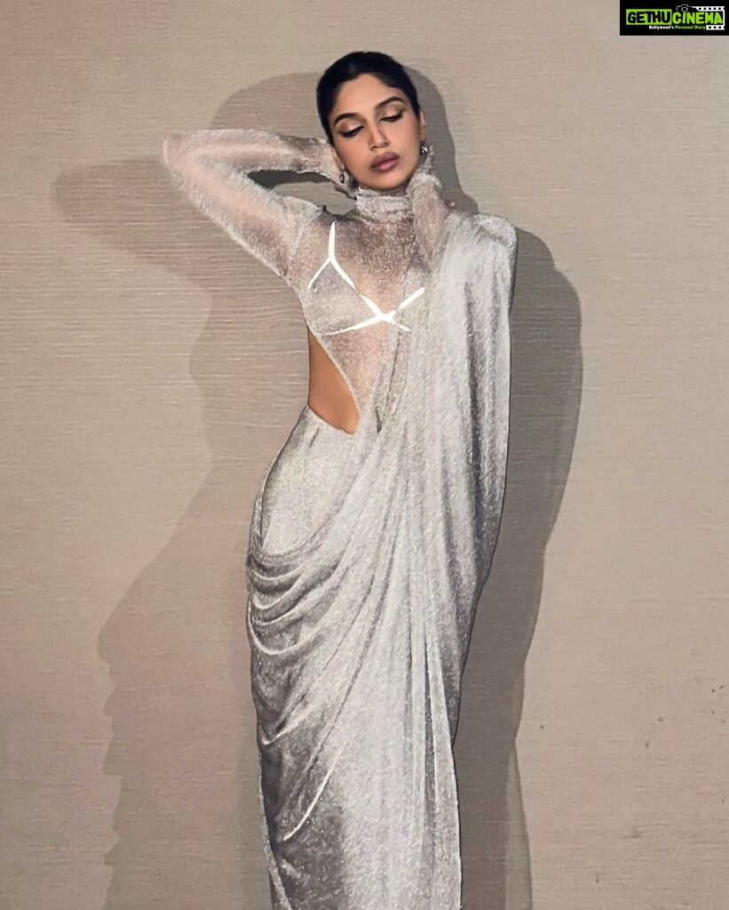 Bhumi Pednekar Instagram - Sustainable And Fashionable 😉 #ellesustainabilityawards2023 @elleindia My custom mesh sari from @bloni.atelier is made from recycled metal and can be melted and regenerated further. The future and present of fashion is changing towards greener practices, as that’s the need of the hour. 💎: @amrapalijewels Styled by: @chandiniw Hair: @hairstylist_madhav2.0 Make up: @sonicsmakeup Assistant: @amehra167 Photographer: @chandrahas_prabhu Managed by: @khandelwal_neha