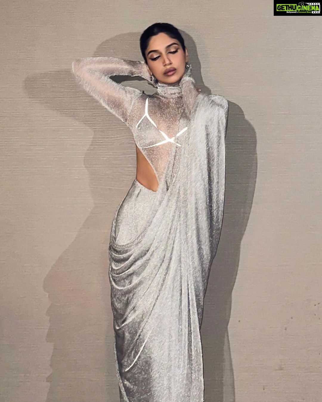 Bhumi Pednekar Instagram - Sustainable And Fashionable π #ellesustainabilityawards2023 @elleindia My custom mesh sari from @bloni.atelier is made from recycled metal and can be melted and regenerated further. The future and present of fashion is changing towards greener practices, as thatβs the need of the hour. π: @amrapalijewels Styled by: @chandiniw Hair: @hairstylist_madhav2.0 Make up: @sonicsmakeup Assistant: @amehra167 Photographer: @chandrahas_prabhu Managed by: @khandelwal_neha
