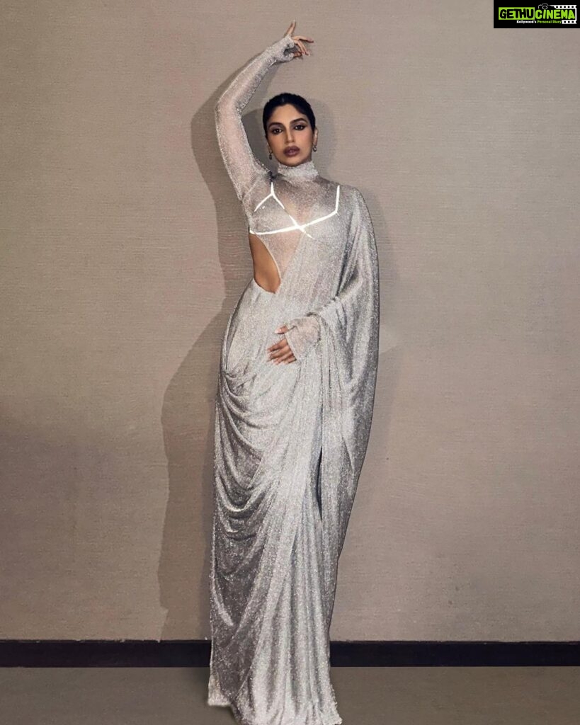 Bhumi Pednekar Instagram - Sustainable And Fashionable 😉 #ellesustainabilityawards2023 @elleindia My custom mesh sari from @bloni.atelier is made from recycled metal and can be melted and regenerated further. The future and present of fashion is changing towards greener practices, as that’s the need of the hour. 💎: @amrapalijewels Styled by: @chandiniw Hair: @hairstylist_madhav2.0 Make up: @sonicsmakeup Assistant: @amehra167 Photographer: @chandrahas_prabhu Managed by: @khandelwal_neha