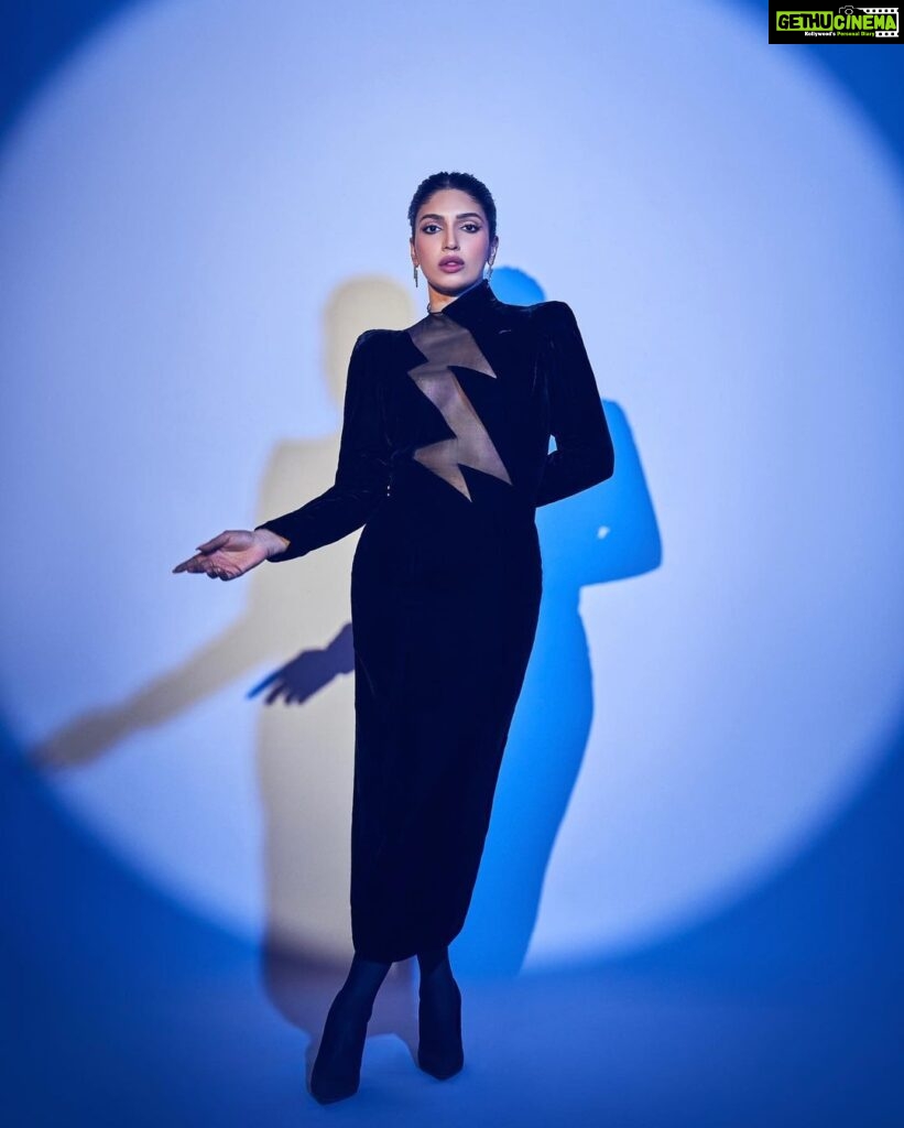 Bhumi Pednekar Instagram - Wore a vintage piece from the @muglerofficial Fall/Winter 1989 collection. Designed by @manfredthierrymugler ♾️ I am in awe of how sustainable-fashion can be so iconic and an absolute game changer! Couldn’t have chosen a better platform to wear this but my first live event with @maccosmeticsindia as their brand ambassador✨ A bit of history, while creating my own history :) Styled by @chandiniw along with @sanyakapoor Makeup @sonicsmakeup Hair @hairstories_byseema Photos #ChandrahasPrabhu Managed @khandelwal_neha @yashrajfilmstalent