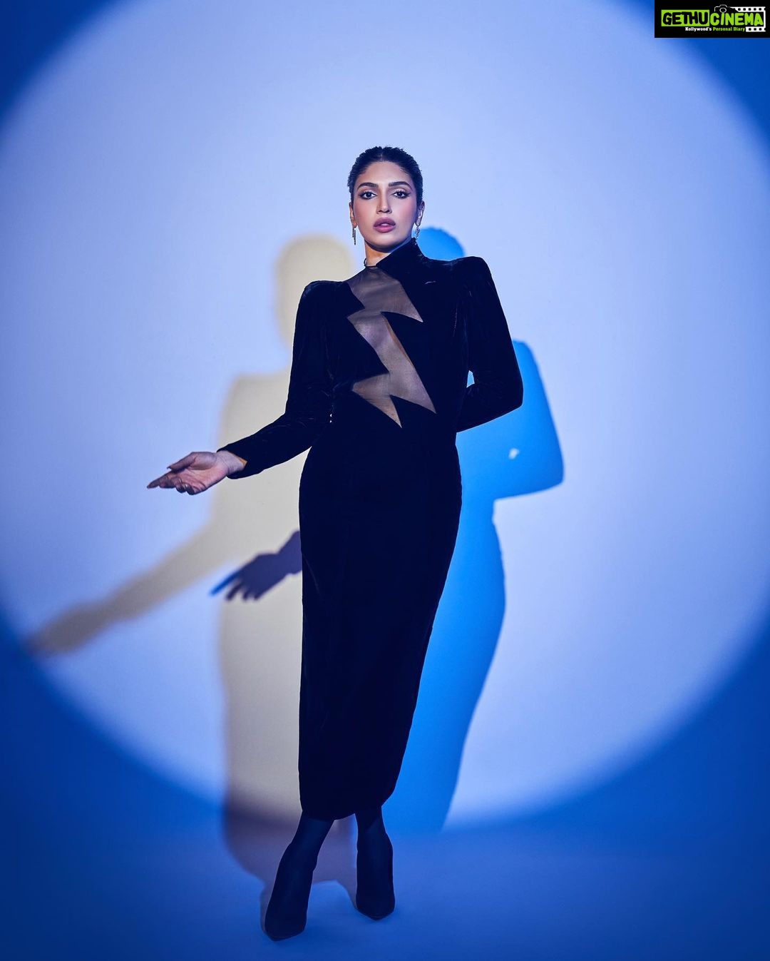 Bhumi Pednekar Instagram - Wore a vintage piece from the @muglerofficial Fall/Winter 1989 collection. Designed by @manfredthierrymugler ♾️ I am in awe of how sustainable-fashion can be so iconic and an absolute game changer! Couldn’t have chosen a better platform to wear this but my first live event with @maccosmeticsindia as their brand ambassador✨ A bit of history, while creating my own history :) Styled by @chandiniw along with @sanyakapoor Makeup @sonicsmakeup Hair @hairstories_byseema Photos #ChandrahasPrabhu Managed @khandelwal_neha @yashrajfilmstalent