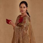 Bindu Madhavi Instagram – Love myself a bit more in a saree❤️ captured by the master #venket 

📸 – @venketramg 
Saree n styling – @rubyafroz80 
Retouching – @disha_dee 
Makeup – @meera.peace.love 
Hair – @puii_c_ammy