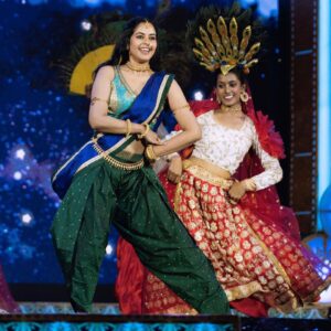 Bindu Madhavi Instagram - Dancing like nobody’s there but everyones watching😁Thanku for the opportunity @cinemavikatan 
@vijaytelevision 🤍💫