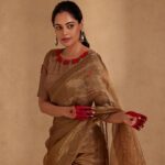 Bindu Madhavi Instagram – Dear western outfits, 
  Try all you want but only I can bring out her true beauty and elegance 
 
  Yours sincerely, 
  Saree❤️ 
📸 – @venketramg 
Saree n styling – @rubyafroz80 
Retouching – @disha_dee 
Makeup – @meera.peace.love 
Hair – @puii_c_ammy 

#saree #sareelove #fashion #instagood  #traditional  #ootd  #love #indianwear #bindumadhavi