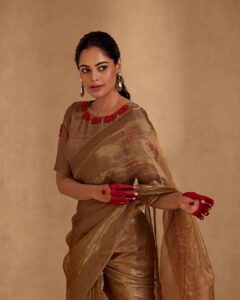 Bindu Madhavi Instagram - Dear western outfits, 
  Try all you want but only I can bring out her true beauty and elegance 
 
  Yours sincerely, 
  Saree❤️ 
📸 - @venketramg 
Saree n styling - @rubyafroz80 
Retouching - @disha_dee 
Makeup - @meera.peace.love 
Hair - @puii_c_ammy 

#saree #sareelove #fashion #instagood  #traditional  #ootd  #love #indianwear #bindumadhavi