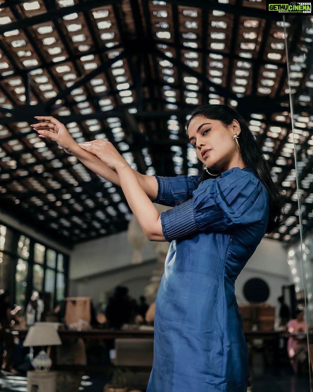 Bindu Madhavi Instagram - Heard you missed me… Outfit - @chokhi.chorri Earrings - @ishhaara Makeup - @anithasridharmakeup Hair - @jzhairstyles Photographer- @deepak_durai_photography Styling - @stylebynavyaanddivya Location - @sageandlavenderbistro