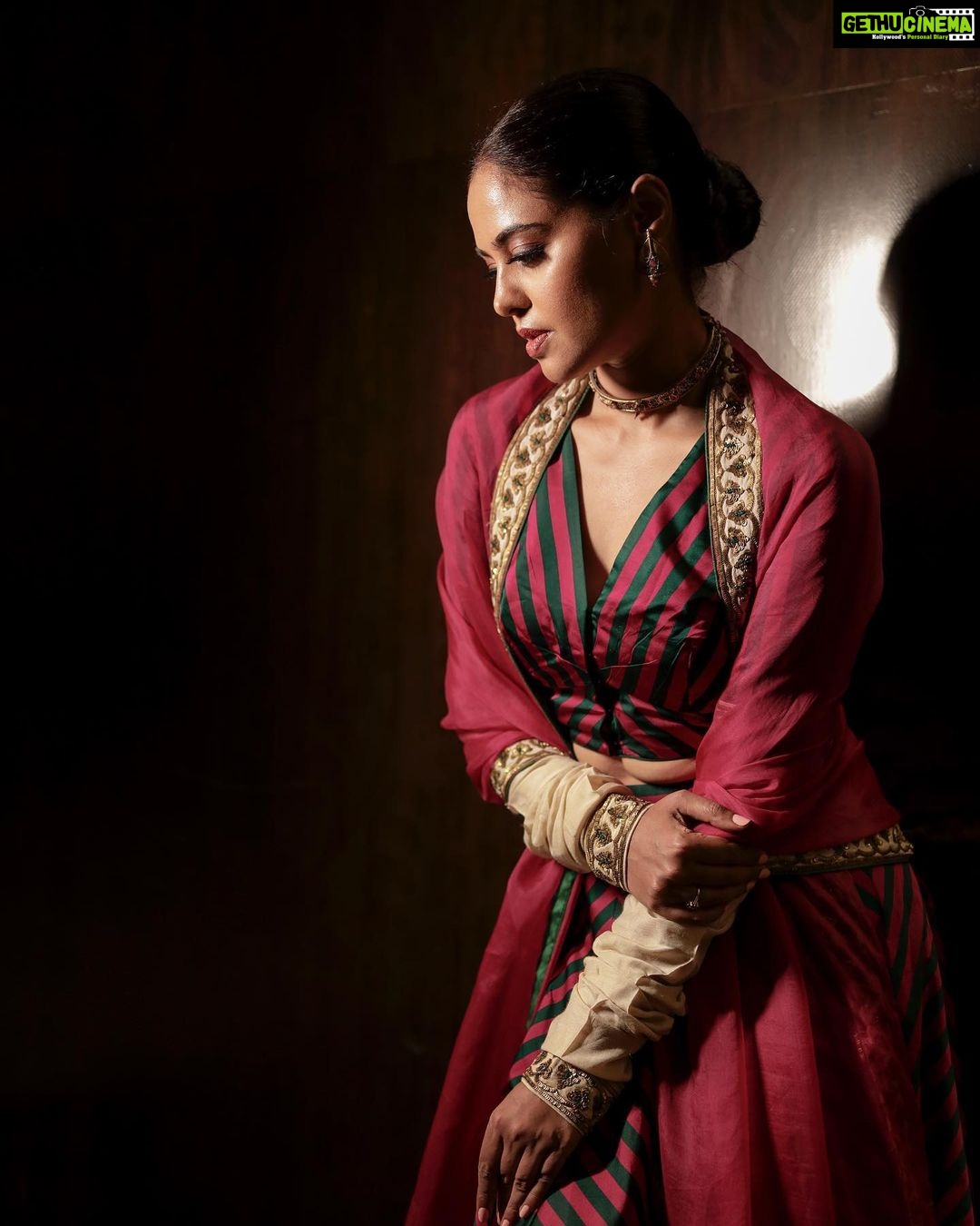 Bindu Madhavi Instagram - In her element… Outfit - @mimamsaa Choker - @malkha_jpb Earrings - @amrapalijewels Makeup - @makeupbywanshazia Hair - @ashwinihairandmakeup 📸 - @deepak_durai_photography Team : @avinashelango arvindh_suresh Styling - @stylebynavyaanddivya