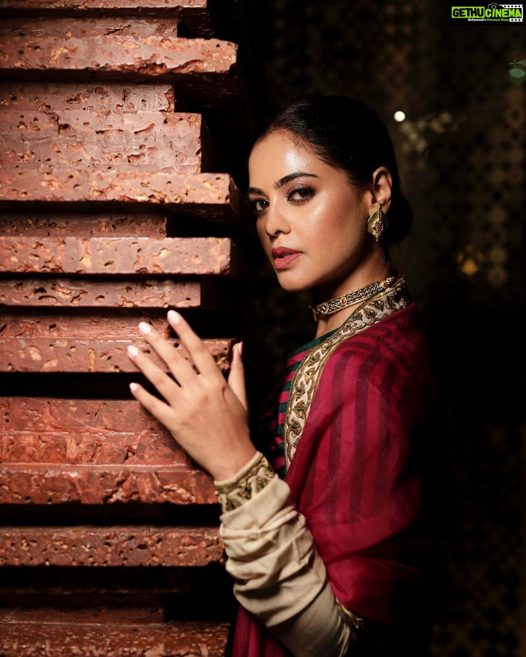 Bindu Madhavi Instagram - In my moment…. Outfit - @mimamsaa Jewellery - @malkha_jpb Makeup - @makeupbywanshazia Hair - @ashwinihairandmakeup 📸 - @deepak_durai_photography Team : @avinashelango arvindh_suresh Styling - @stylebynavyaanddivya