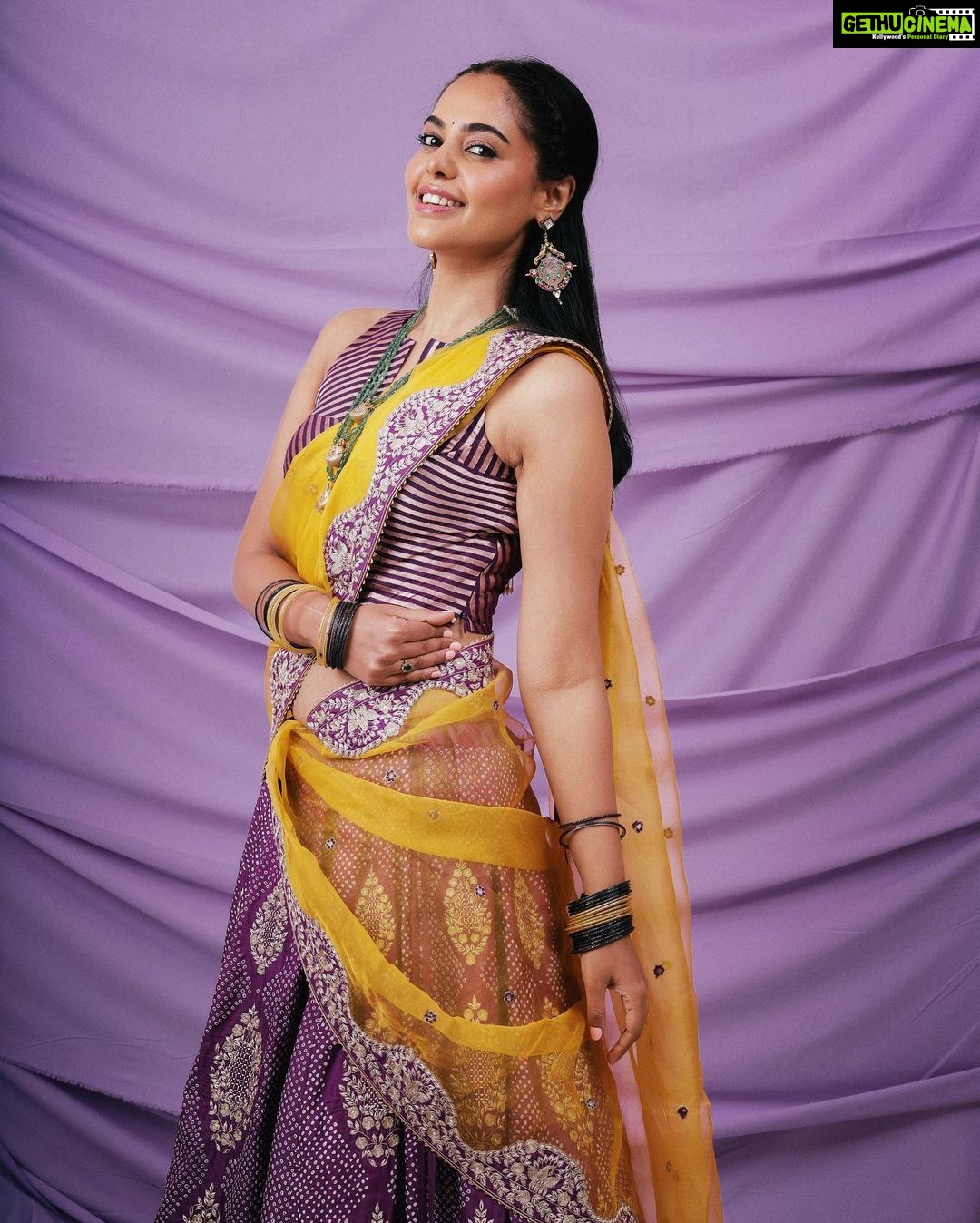 Bindu Madhavi Instagram - Colorful moonlight ☺️ Outfit - @nainajainkolkata Jewellery - @malkha_jpb Makeup - @abhiramisivakumar Hair - @jamunadevraj 📸 - @deepak_durai_photography Team : @avinashelango arvindh_suresh Styling - @stylebynavyaanddivya