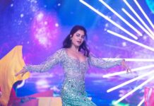 Bindu Madhavi Instagram - Watch me while I bust a groove to the beat….. @siimawards 👗- @archana.karthick 💄- @makeupbymadhushreeganapathy Hair - @marella_makeupstudio 📸 - @shotsbyvishal Styling - @stylebynavyaanddivya