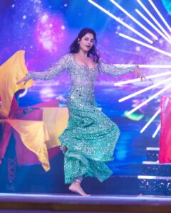 Bindu Madhavi Instagram - Watch me while I bust a groove to the beat….. @siimawards 👗- @archana.karthick 💄- @makeupbymadhushreeganapathy Hair - @marella_makeupstudio 📸 - @shotsbyvishal Styling - @stylebynavyaanddivya