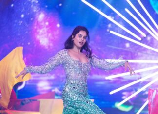 Bindu Madhavi Instagram - Watch me while I bust a groove to the beat….. @siimawards 👗- @archana.karthick 💄- @makeupbymadhushreeganapathy Hair - @marella_makeupstudio 📸 - @shotsbyvishal Styling - @stylebynavyaanddivya