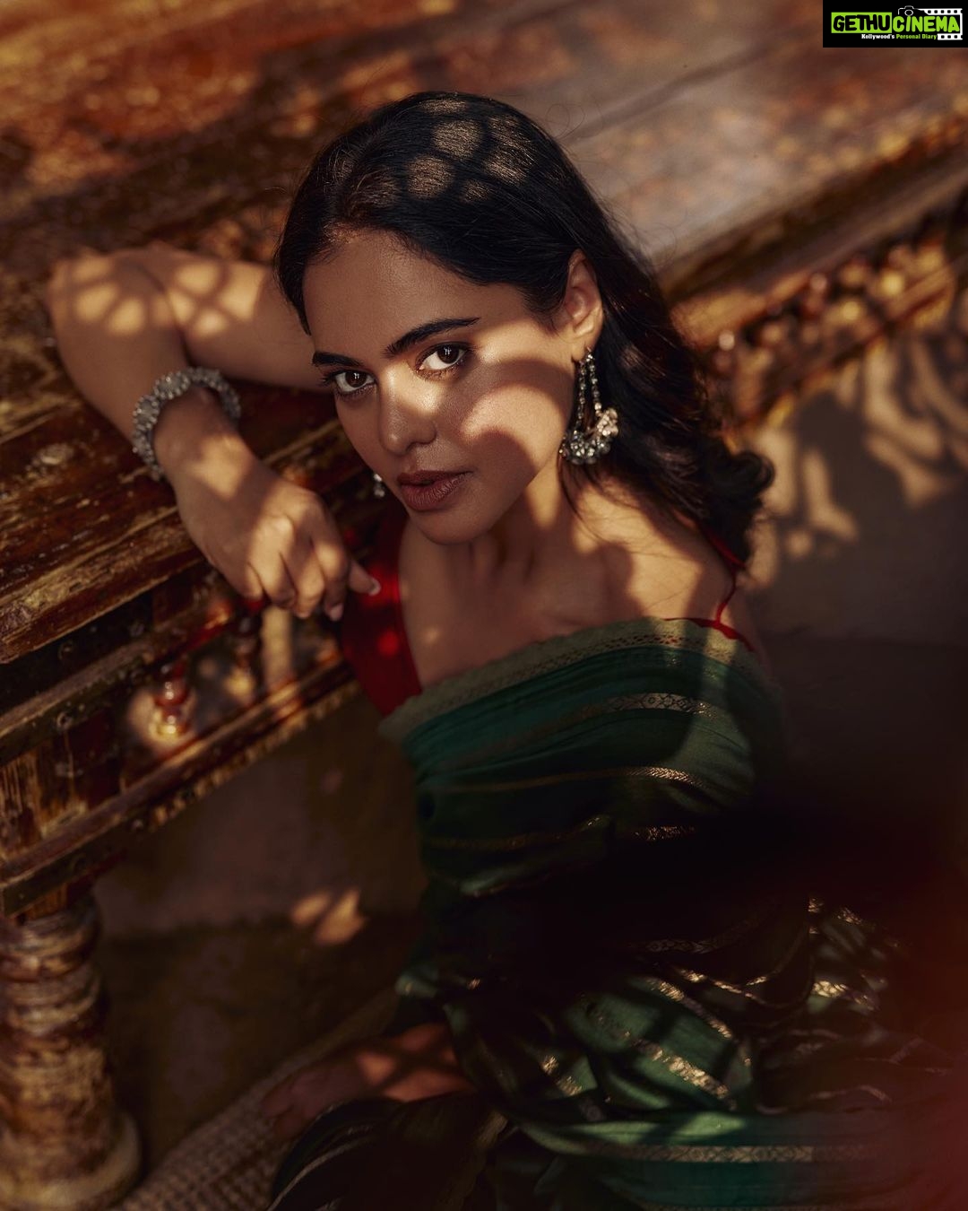 Bindu Madhavi Instagram - Flaunting my Indian ness 🥰 Saree - @_daakghor_ Jewellery - @fineshinejewels Makeup - @makeupbymadhushreeganapathy Hair - @marella_makeupstudio Shot by @arifminhaz Photo Asst @thejaswitanneru Styling - @stylebynavyaanddivya Styling Asst @dsgnr_suryakala