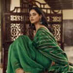 Bindu Madhavi Instagram - In my favorite…. Saree - @_daakghor_ Jewellery - @fineshinejewels Makeup - @makeupbymadhushreeganapathy Hair - @marella_makeupstudio Shot by @arifminhaz Photo Asst @thejaswitanneru Styling - @stylebynavyaanddivya Styling Asst @dsgnr_suryakala