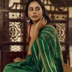 Bindu Madhavi Instagram - Flaunting my Indian ness 🥰 Saree - @_daakghor_ Jewellery - @fineshinejewels Makeup - @makeupbymadhushreeganapathy Hair - @marella_makeupstudio Shot by @arifminhaz Photo Asst @thejaswitanneru Styling - @stylebynavyaanddivya Styling Asst @dsgnr_suryakala