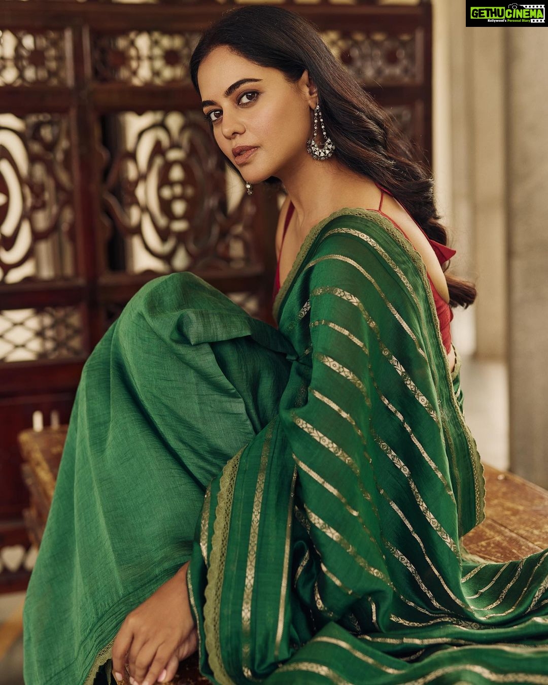 Bindu Madhavi Instagram - In my favorite…. Saree - @_daakghor_ Jewellery - @fineshinejewels Makeup - @makeupbymadhushreeganapathy Hair - @marella_makeupstudio Shot by @arifminhaz Photo Asst @thejaswitanneru Styling - @stylebynavyaanddivya Styling Asst @dsgnr_suryakala
