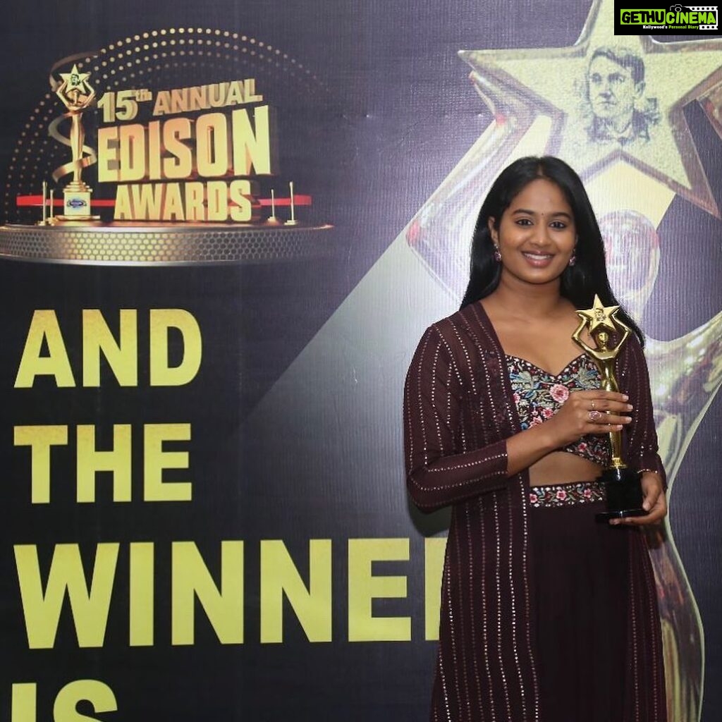 Brigida Instagram - @edison_awards 🥇💕 Got “Dynamic performer of the year ” for #iravinnizhal #chilakkamma Wearing : @kiarainchennai