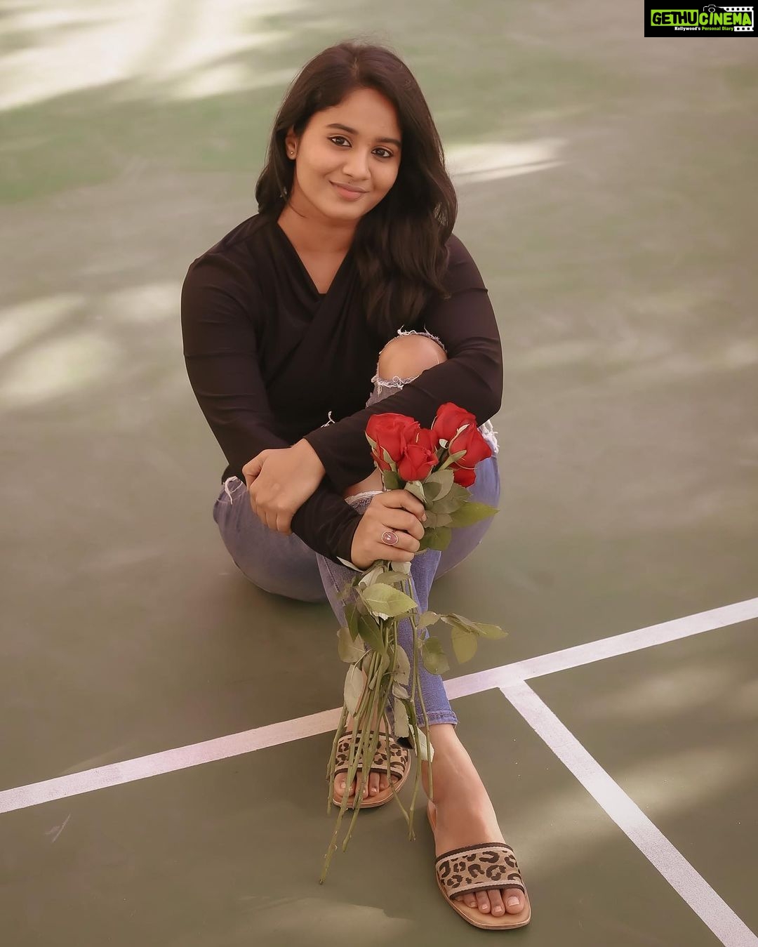Brigida Instagram - POV: Give me fresh Flowers & old Love🌹 📸 - @you_and_i_studios Shot - @brigida_saga 💫 #valantinesday #valentines #valentine #love #rose #roses #fashion #lifestyle #fashionshoot #actor #actress #tamilcinema #kollywood #cinema #art #artist #artistsoninstagram #asethetic #loveislove #roses #redrose #sunset #dusk #portrait #portraits #brigida #movies #photography #photoshoot #photooftheday #youandistudios