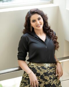 Chaitra Reddy Instagram - Black is just not a colour ..!
Colour black is an emotion 😅🖤 

Make up : @artistrybygayu 🌸
Costume : @oshinanil 🌸
Photography : @professional_madrasi 🌸