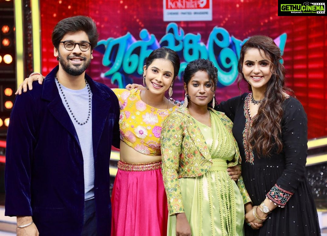 Chaitra Reddy Instagram - Ranjithams π @anushaprathap__official @gabrellasellus_official @chaitrareddy_official β₯οΈππΌπ― Pc - @k.b_aravind ππΌ Styling - @varshonit ππΌ Outfit - @theoosinool ππΌ . . . #vjaswath #ranjithame #ranjithamegameshow #gameshow #realityshow #chaithrareddy #gabrellasellus #anushaprathap #suntv #suntvstars #kayal #sundari #anandharaagam Perungudi