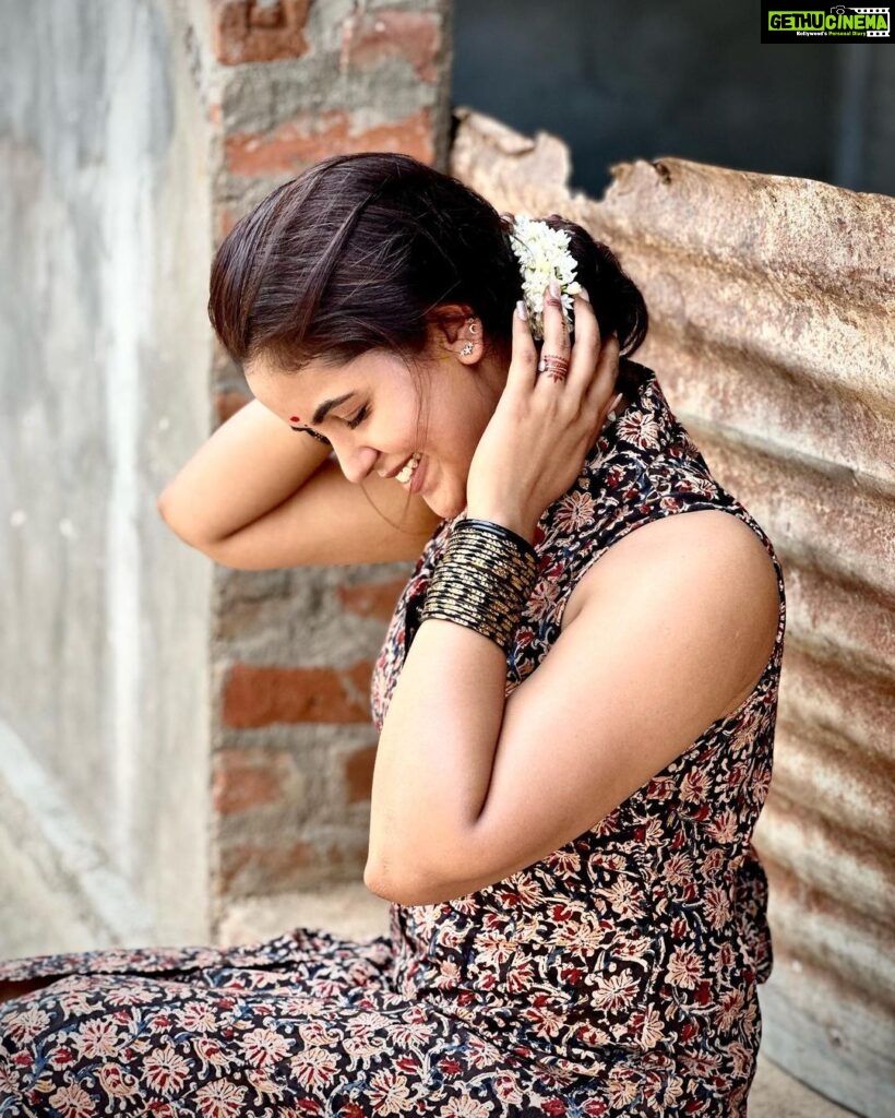 Chaitra Reddy Instagram - Love for bangles never dies 😍❤️ #cousinwedding #native #bangles