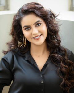 Chaitra Reddy Instagram - Black is just not a colour ..!
Colour black is an emotion 😅🖤 

Make up : @artistrybygayu 🌸
Costume : @oshinanil 🌸
Photography : @professional_madrasi 🌸
