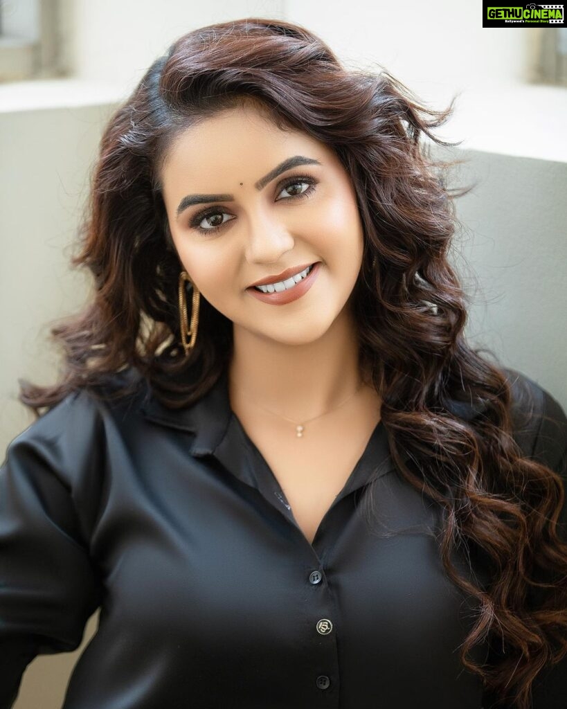 Chaitra Reddy Instagram - Black is just not a colour ..! Colour black is an emotion 😅🖤 Make up : @artistrybygayu 🌸 Costume : @oshinanil 🌸 Photography : @professional_madrasi 🌸